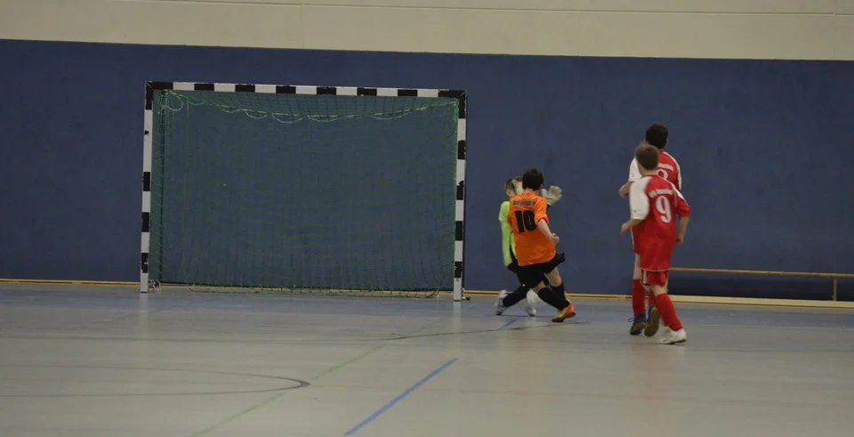 ... und schießt den Torwart an ... ... und schießt den Torwart an ...