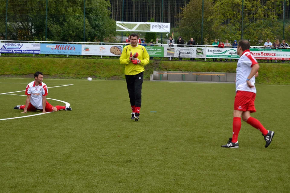 Auch die Profis müssen sich dehnen: Thomas Zdebel mit einer interessanten Übung