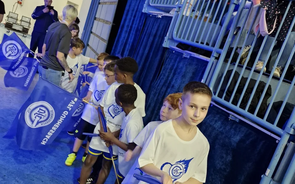 Kurz vor dem großen Moment: Unsere U8 Junioren im Spielertunnel Kurz vor dem großen Moment: Unsere U8 Junioren im Spielertunnel