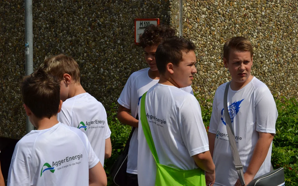 Ungeduldig: die Kids beim Warten Ungeduldig: die Kids beim Warten