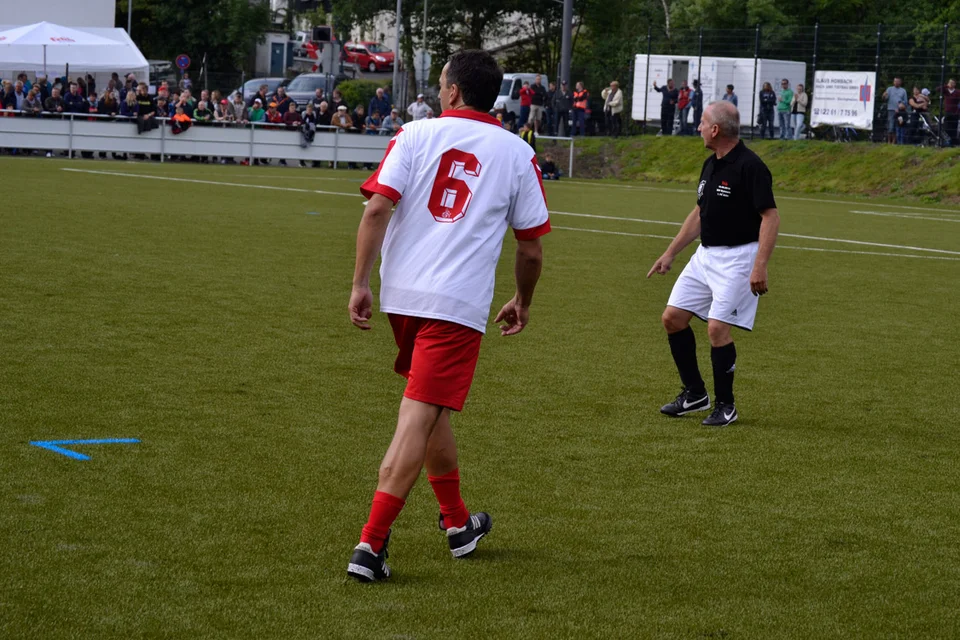 Defensiv stark eingebunden: Michael Hüller bewacht seinen Gegenspieler