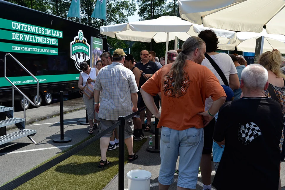 Im Schutz der Schirme: der BSV Bielstein tat alles, um die Gäste vor einem Hitzeschlag zu schützen Im Schutz der Schirme: der BSV Bielstein tat alles, um die Gäste vor einem Hitzeschlag zu schützen