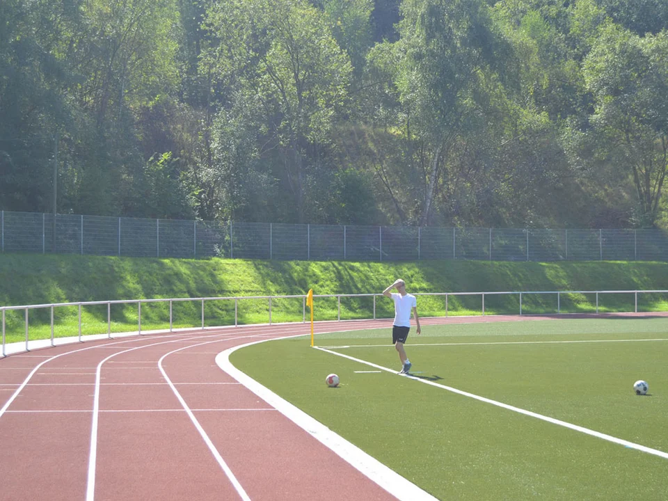 Benjamin sammelte noch schnell die Bälle ein, bevor es dann endlich losging Benjamin sammelte noch schnell die Bälle ein, bevor es dann endlich losging