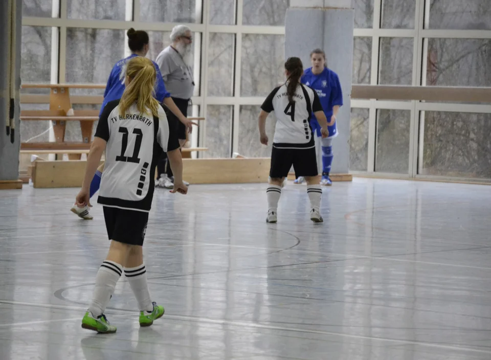 Jacqueline Holtz und Annalena Müllenmeister bei der Ausführung einer Ecke