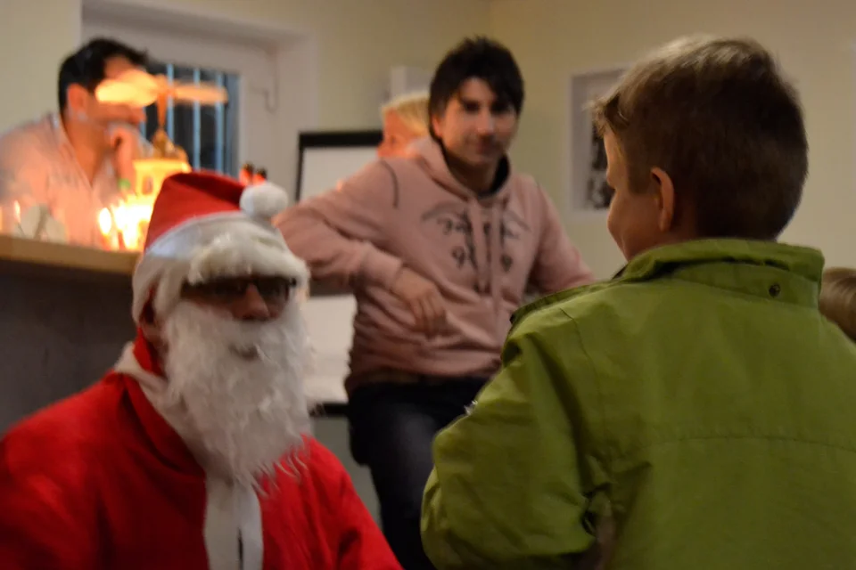 Strahlende Gesichter: der Nikolaus im Gespräch mit einem jungen Mann Strahlende Gesichter: der Nikolaus im Gespräch mit einem jungen Mann