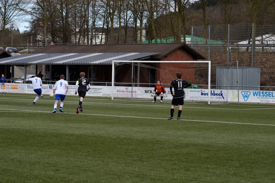 ... und mit einem platzierten Schuss ins linke Eck ... ... und mit einem platzierten Schuss ins linke Eck ...