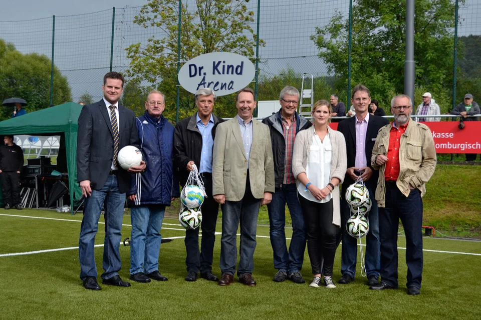 Posierten für das Gruppenfoto: Christof Fries, Detlef Baldauf, Manfred Noss, Jochen Hagt, Karl und Hannah-Lisa Kind, sowie Michael Schell und Carlo Riegert