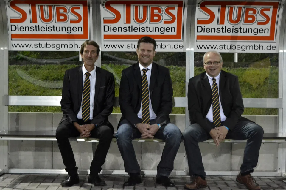 Hatten gut lachen: der Vereinsvorstand ...