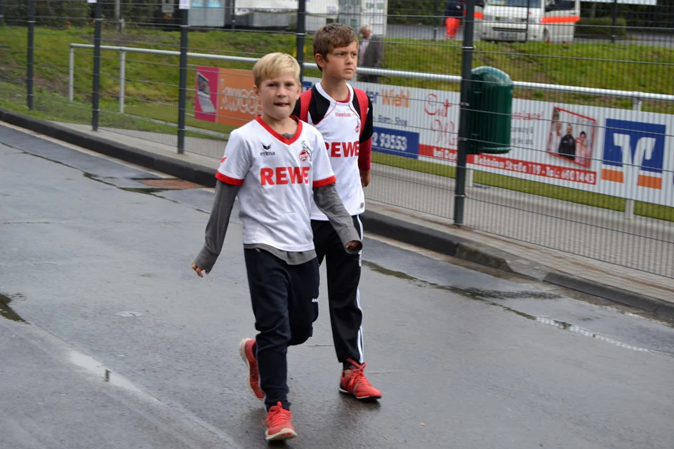 Schon weit vor dem Anpfiff kamen die ersten Kölner Fans nach Bielstein