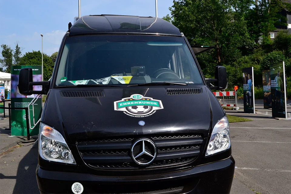 Niedlich: die Trucks, in denen der WM-Pokal stand, waren kleiner als vermutet Niedlich: die Trucks, in denen der WM-Pokal stand, waren kleiner als vermutet