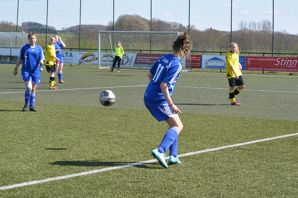Wilde Haarpracht: Linda Nickel in einer schnellen Umschaltsituation Wilde Haarpracht: Linda Nickel in einer schnellen Umschaltsituation