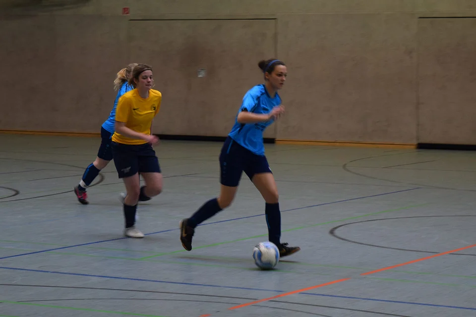 Durchsetzungsstark: Chiara Schwarzloh läuft ihrer Gegenspielerin ohne Probleme davon Durchsetzungsstark: Chiara Schwarzloh läuft ihrer Gegenspielerin ohne Probleme davon