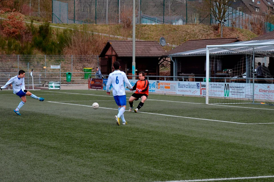 ... und den Torhüter mit einem überlegten Schuss ins Eck überwindet ... und den Torhüter mit einem überlegten Schuss ins Eck überwindet