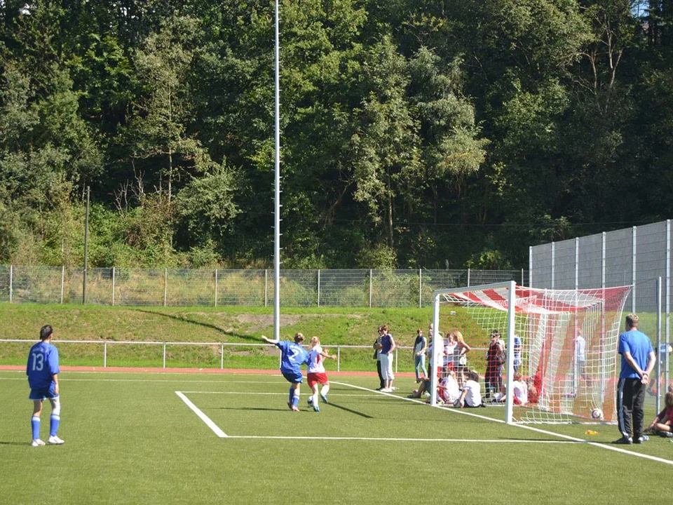 Kira läuft ihre Gegenspielerin mit fairen Mitteln ab Kira läuft ihre Gegenspielerin mit fairen Mitteln ab