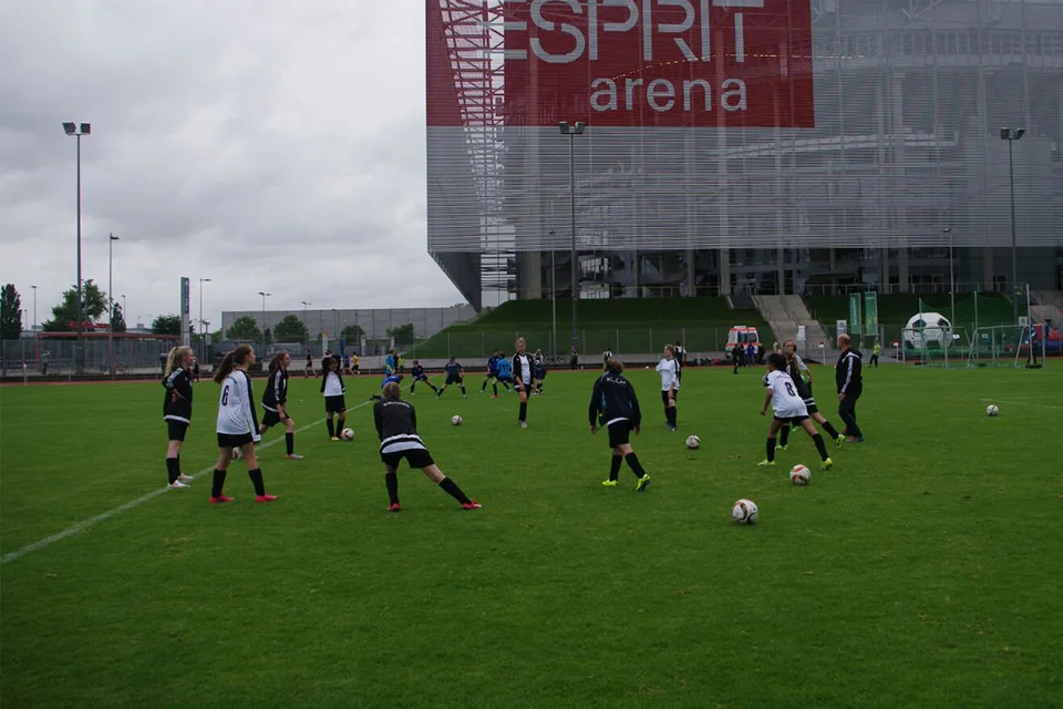 Vor den Toren der Esprit Arena wärmten sich die Mädchen auf