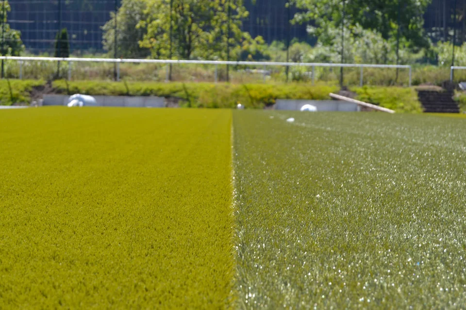 Durch die verschiedene Rollrichtung noch zweifarbig: der neue Kunstrasen des BSV Bielstein