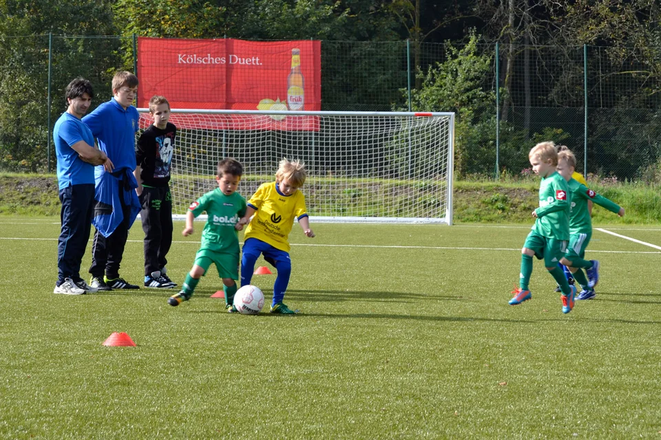 Starke Balleroberung: ein Bielsteiner Junge ... Starke Balleroberung: ein Bielsteiner Junge ...