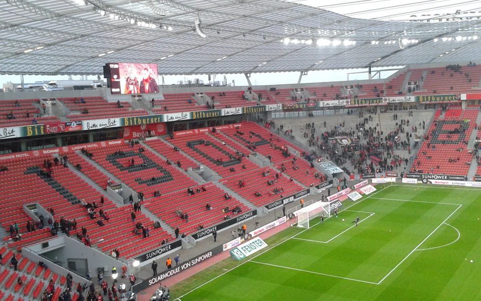 Wo woanders eine Stehplatztribüne zu finden ist, wird in Leverkusen gesessen
