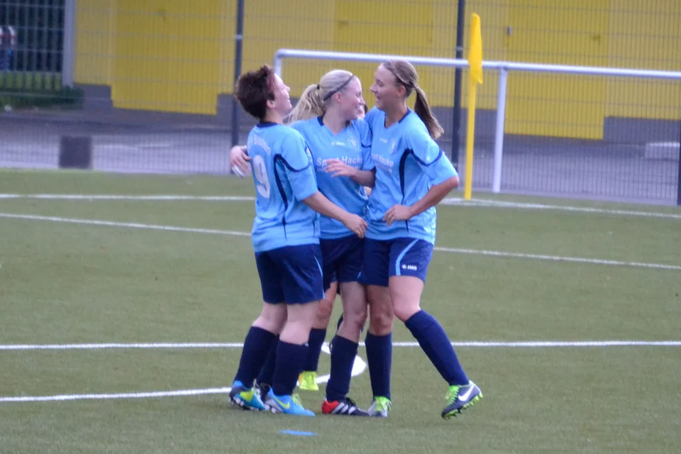 ... ihren wunderschönen Treffer in den linken Giebel ... ihren wunderschönen Treffer in den linken Giebel