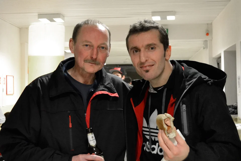 Zur Stärkung 'n Krombacher und 'ne Bockwurst: das Team von Gizeh Rauchbedarf lässt es sich gut gehen Zur Stärkung 'n Krombacher und 'ne Bockwurst: das Team von Gizeh Rauchbedarf lässt es sich gut gehen