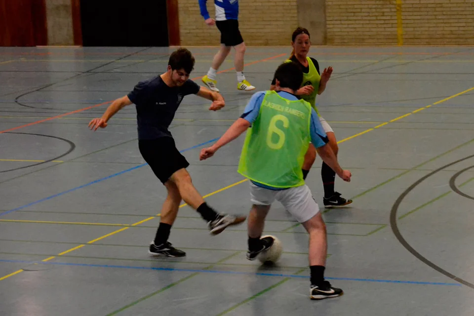 Fuß drauf: Moritz Müller blockt einen Schussversuch von David Kaune Fuß drauf: Moritz Müller blockt einen Schussversuch von David Kaune