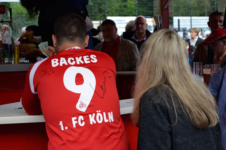 Großer Ansturm an der Theke: Florian Backes wartet auf die Bestellung