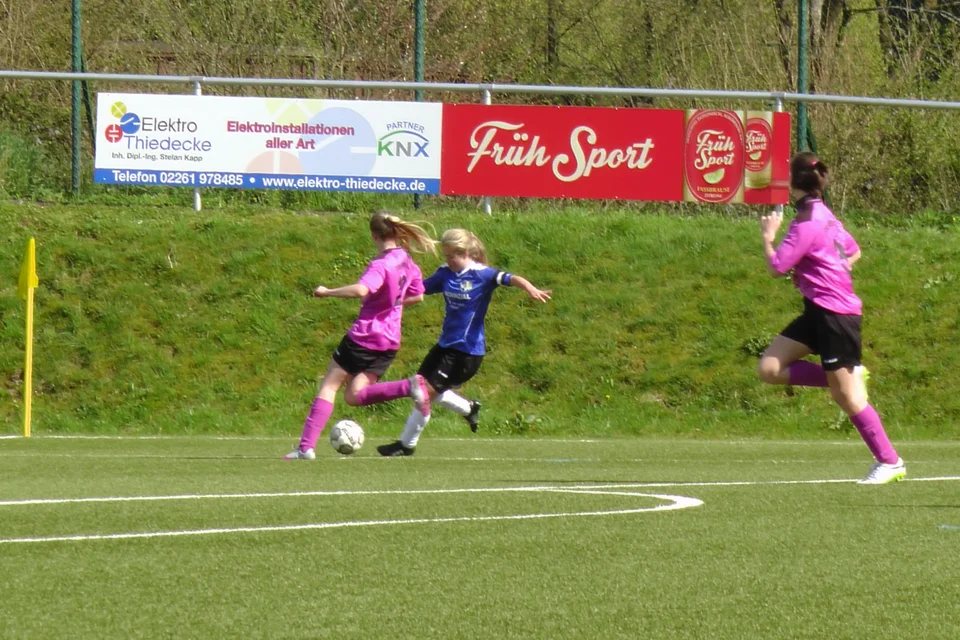 Christin Siegmund probierte viel und macht in dieser Situation ihre Gegenspielerin nass