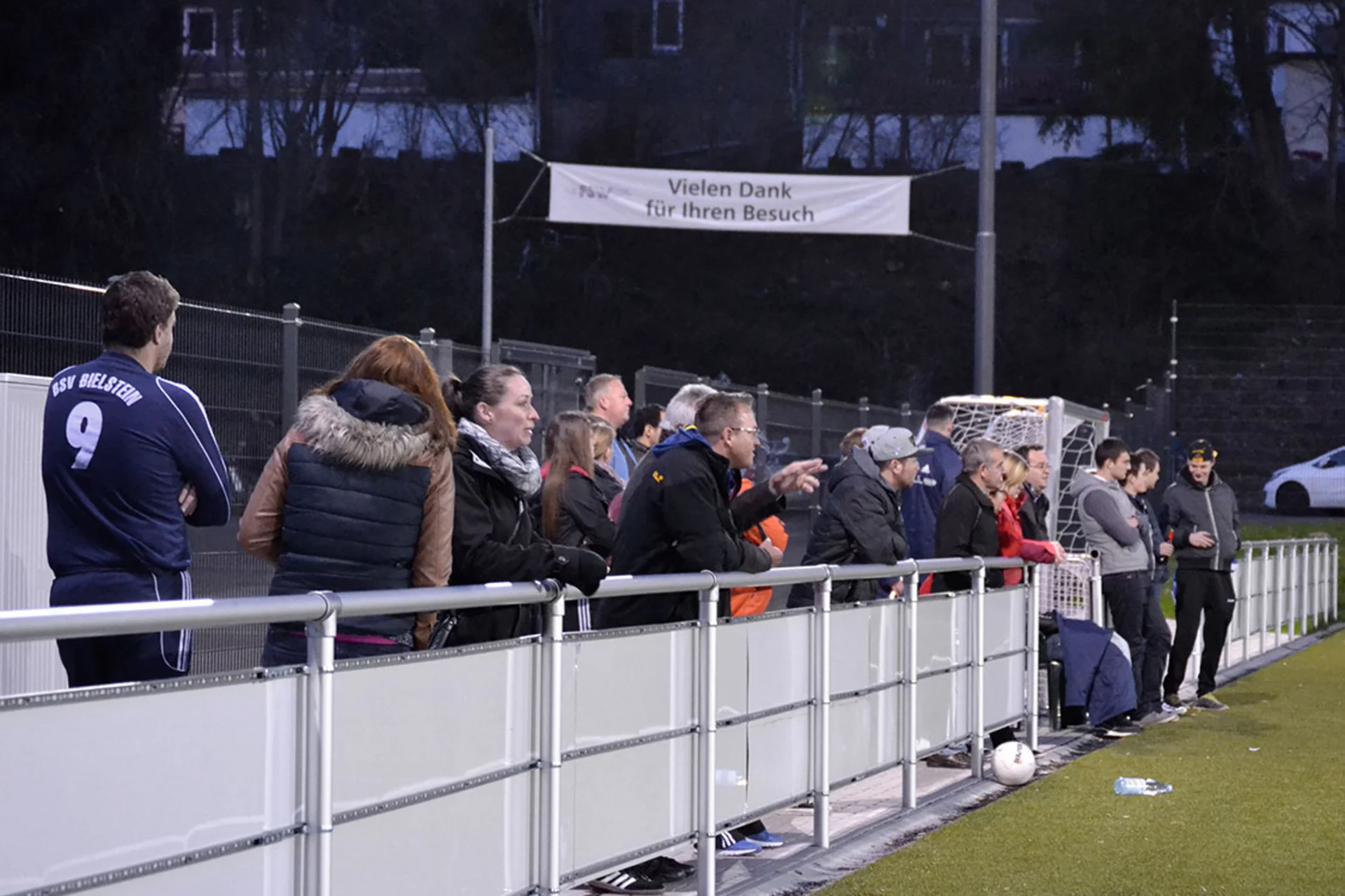 Einige Zuschauer waren gekommen, um sich unterhalten zu lassen - sie sahen ein einseitiges Spiel