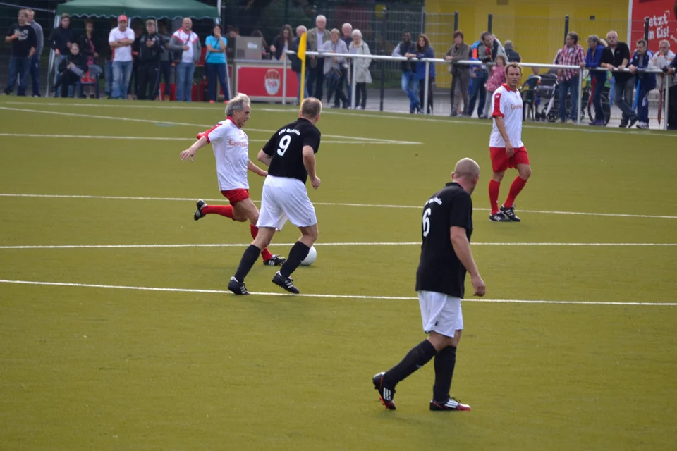 ... Wolfgang Overath beim Schlagen eines Flugballs