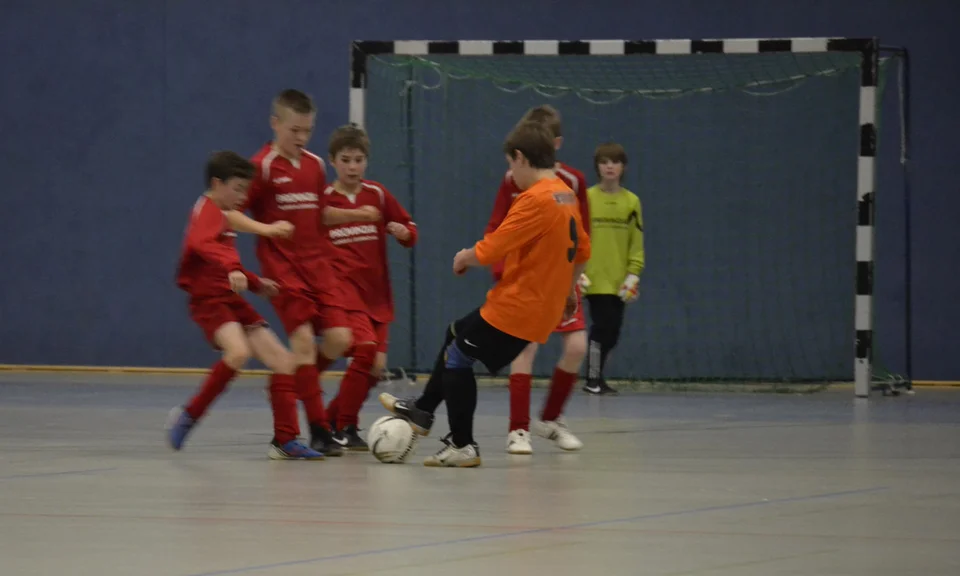 Sven bekommt es mit gleich vier Gegenspielern zu tun Sven bekommt es mit gleich vier Gegenspielern zu tun