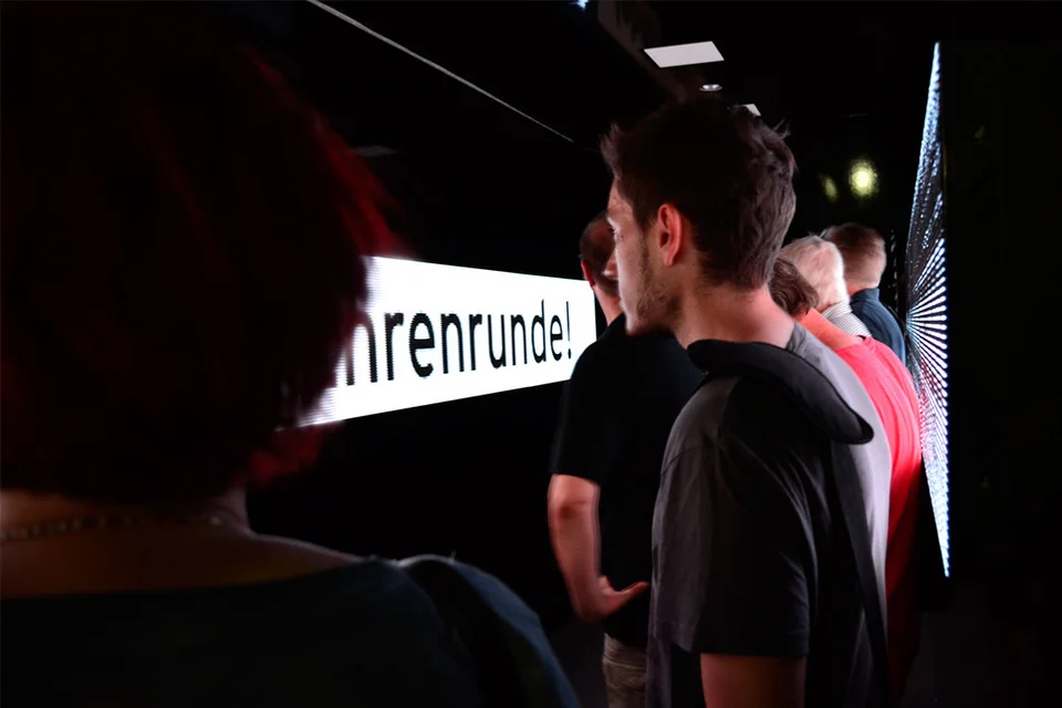 Gebannter Blick: Luca Bognanni von Radio Berg im Innenraum der Trucks Gebannter Blick: Luca Bognanni von Radio Berg im Innenraum der Trucks