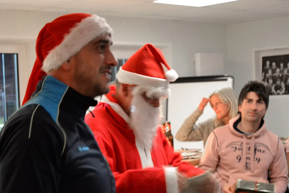 Trainer Jörg bedankte sich im Anschluss moch bei seinem Trainerteam (u.a. bei Guiseppe Musolino, im Hintergrund) Trainer Jörg bedankte sich im Anschluss moch bei seinem Trainerteam (u.a. bei Guiseppe Musolino, im Hintergrund)
