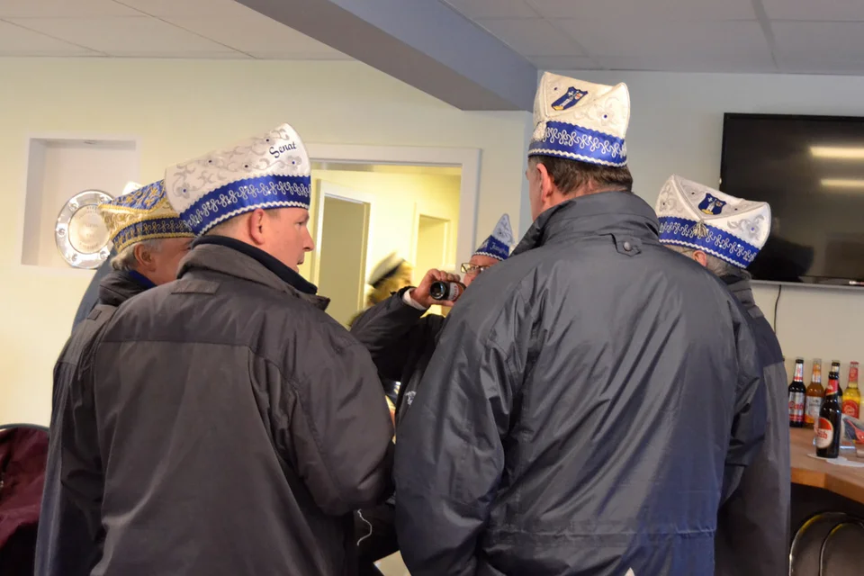 Rund einstündige Residenz: der Vorstand des Karnevalsvereins tagte zu einer rund einstündigen Besprechung im Vereinshaus Rund einstündige Residenz: der Vorstand des Karnevalsvereins tagte zu einer rund einstündigen Besprechung im Vereinshaus