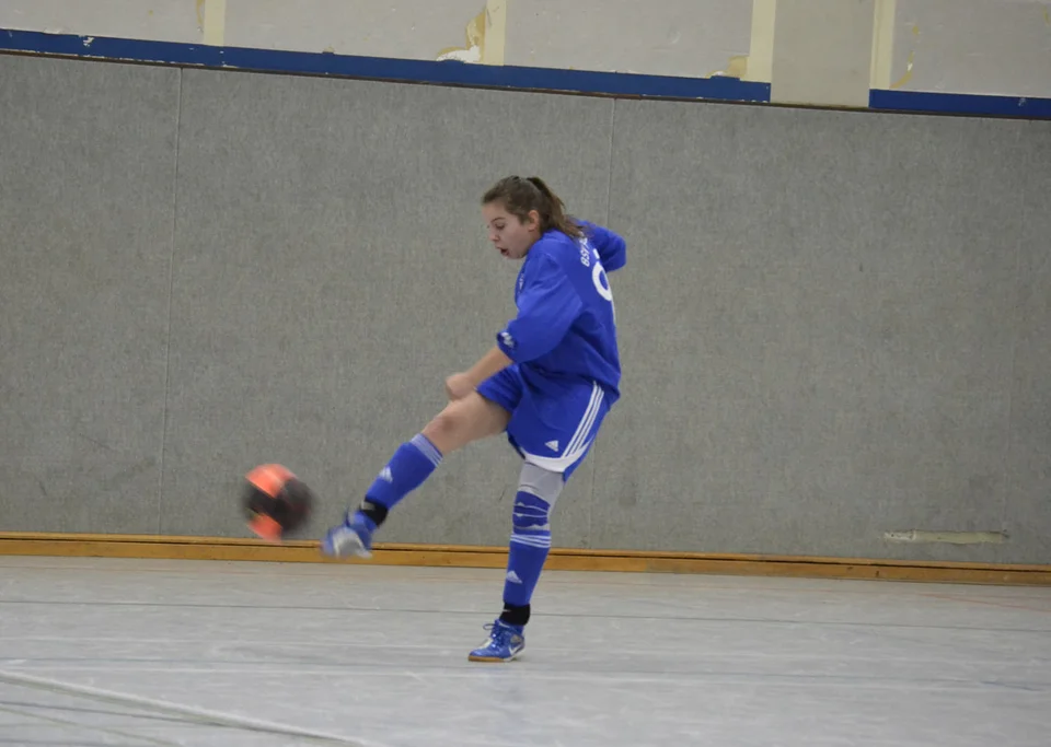 Unorthodoxe Schusshaltung, die dennoch erfolgreich ist: Annalena Müllenmeister bei einem Volleyschuss