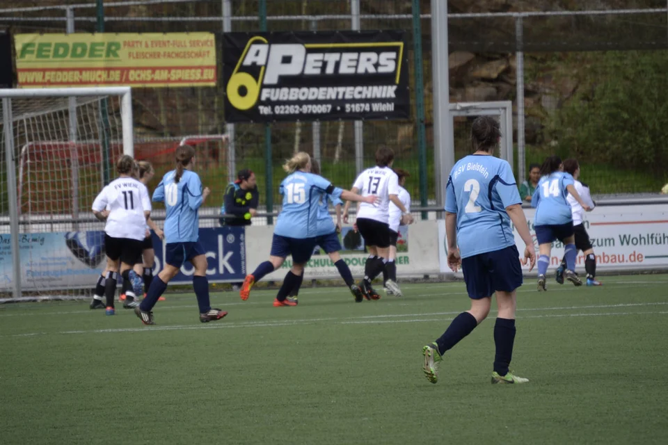 Cathrin Heim beobachtet die Ausführung einer Ecke Cathrin Heim beobachtet die Ausführung einer Ecke