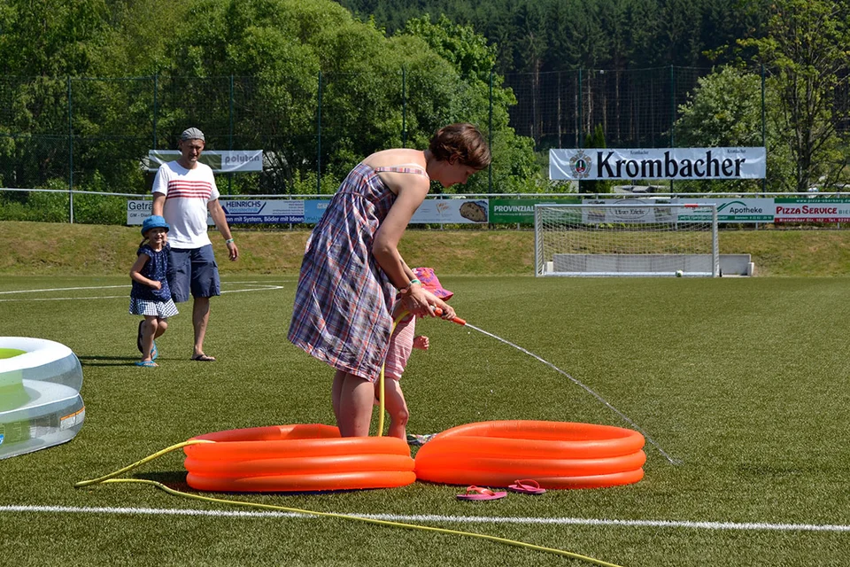 Kleine Abkühlung gefällig? Familie Stroh reiste extra aus Frankfurt an, um den WM-Pokal zu besichtigen Kleine Abkühlung gefällig? Familie Stroh reiste extra aus Frankfurt an, um den WM-Pokal zu besichtigen