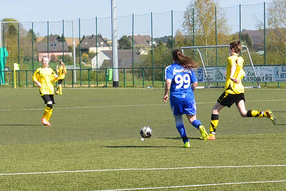 Vorbildliche Defensivarbeit: Annalena Müllenmeister im Duell mit ihrer Gegenspielerin Vorbildliche Defensivarbeit: Annalena Müllenmeister im Duell mit ihrer Gegenspielerin