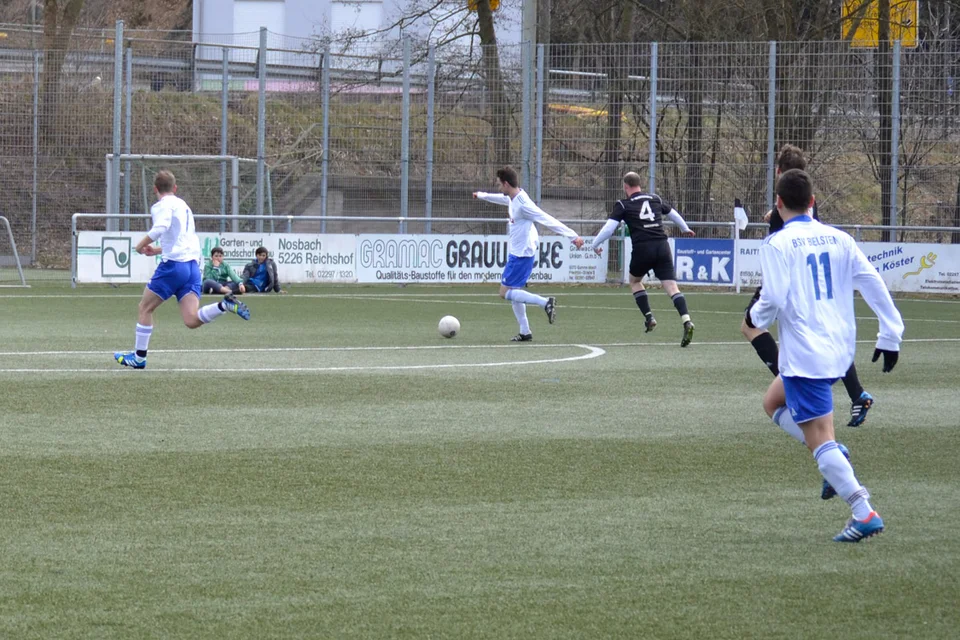 Nachdem die Erste vom Anpfiff weg gut ins Spiel fand, eroberte Kevin Müller in der 8. Minute den Ball ... Nachdem die Erste vom Anpfiff weg gut ins Spiel fand, eroberte Kevin Müller in der 8. Minute den Ball ...