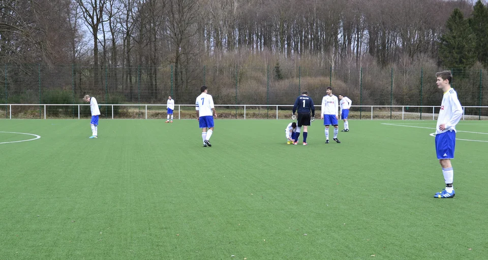 Jascha Bagherzadeh bindet Florian Last vor Anpfiff noch schnell die Schuhe Jascha Bagherzadeh bindet Florian Last vor Anpfiff noch schnell die Schuhe