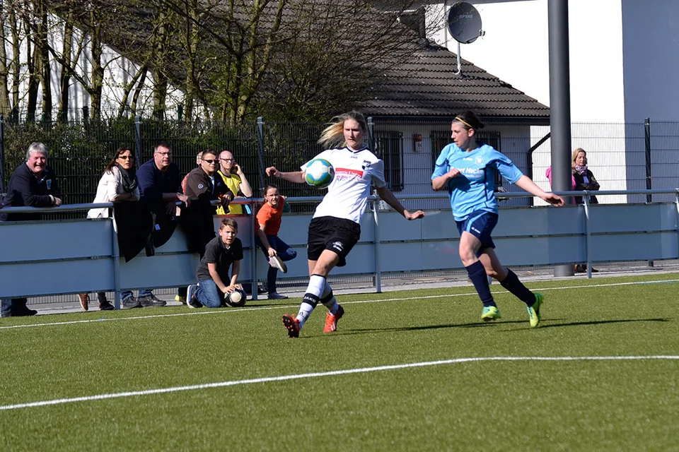 Entschlossen: Cathrin Heim im Duell mit Anna Simon