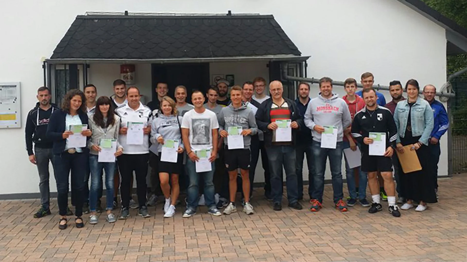 Die Teilnehmer, die ihre Prüfungen bestanden hatten, bekamen in lockerer Atmosphäre ihre Lizenzen überreicht