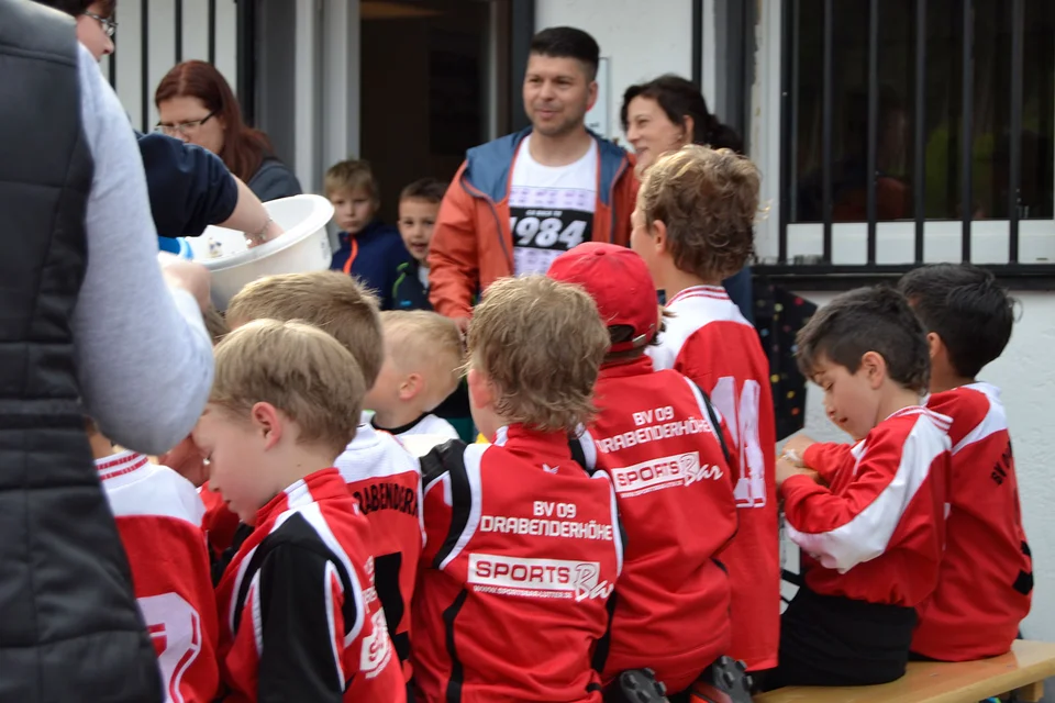 Die Kinder aus Drabenderhöhe warten auf die Süßigkeiten Die Kinder aus Drabenderhöhe warten auf die Süßigkeiten