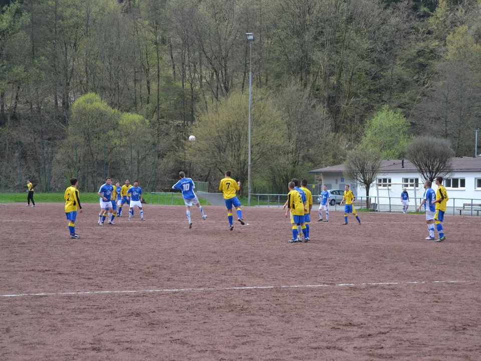 Patrick Weßel im Kopfballduell mit seinem Gegenspieler Patrick Weßel im Kopfballduell mit seinem Gegenspieler