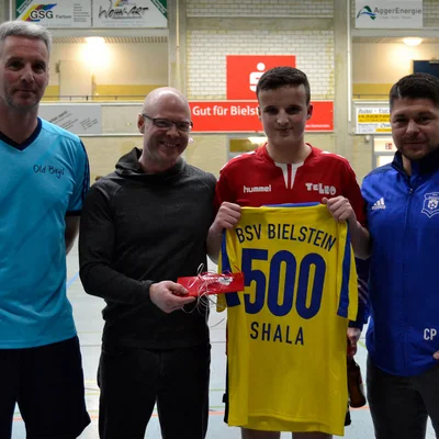 Trainer Holger Schulte, Juniorenleiter Volker Biock und Geschäftsführer Christopher Pethe (v.l.) begrüßen den 16-jährigen Elard Shala (2.v.r.) als 500. Mitglied im BSV Viktoria Bielstein Trainer Holger Schulte, Juniorenleiter Volker Biock und Geschäftsführer Christopher Pethe (v.l.) begrüßen den 16-jährigen Elard Shala (2.v.r.) als 500. Mitglied im BSV Viktoria Bielstein