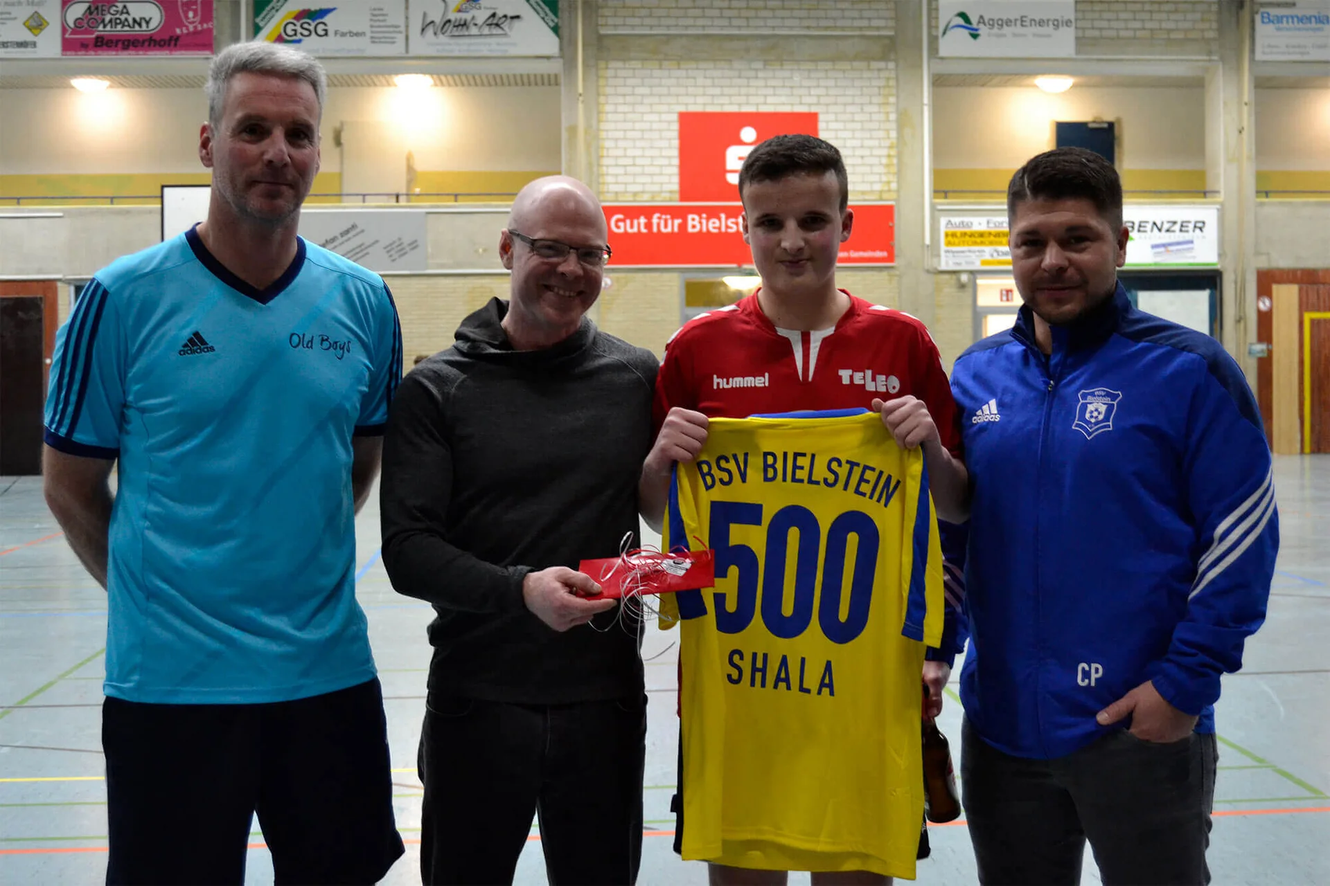 Trainer Holger Schulte, Juniorenleiter Volker Biock und Geschäftsführer Christopher Pethe (v.l.) begrüßen den 16-jährigen Elard Shala (2.v.r.) als 500. Mitglied im BSV Viktoria Bielstein