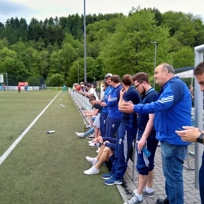 Aufgepasst: Volker Zimmermann erklärt Björn Schumacher vor dem Spiel, wie er später zu laufen hat