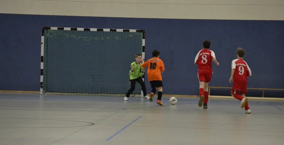 ... legt sich den Ball aber zu weit vor ... ... legt sich den Ball aber zu weit vor ...