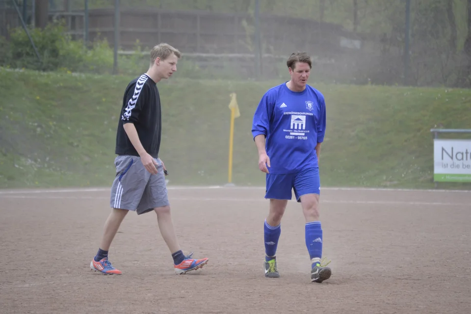 Axel Leopold in Diskussionen mit dem Schiedsrichter ...