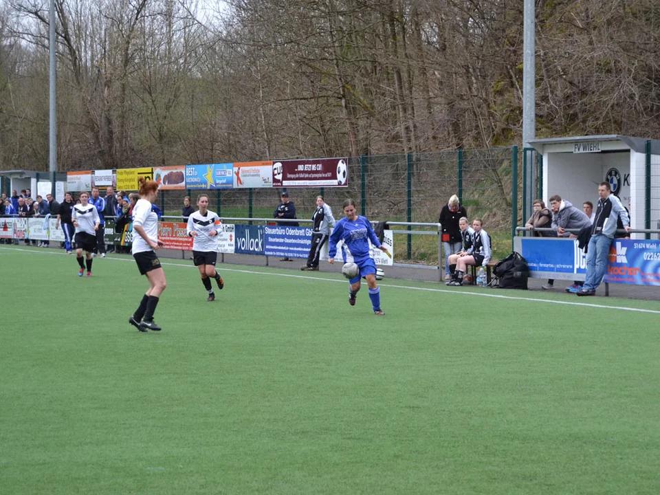 Nina Boxberg im Zweikampf mit gleich zwei Wiehlerinnen Nina Boxberg im Zweikampf mit gleich zwei Wiehlerinnen