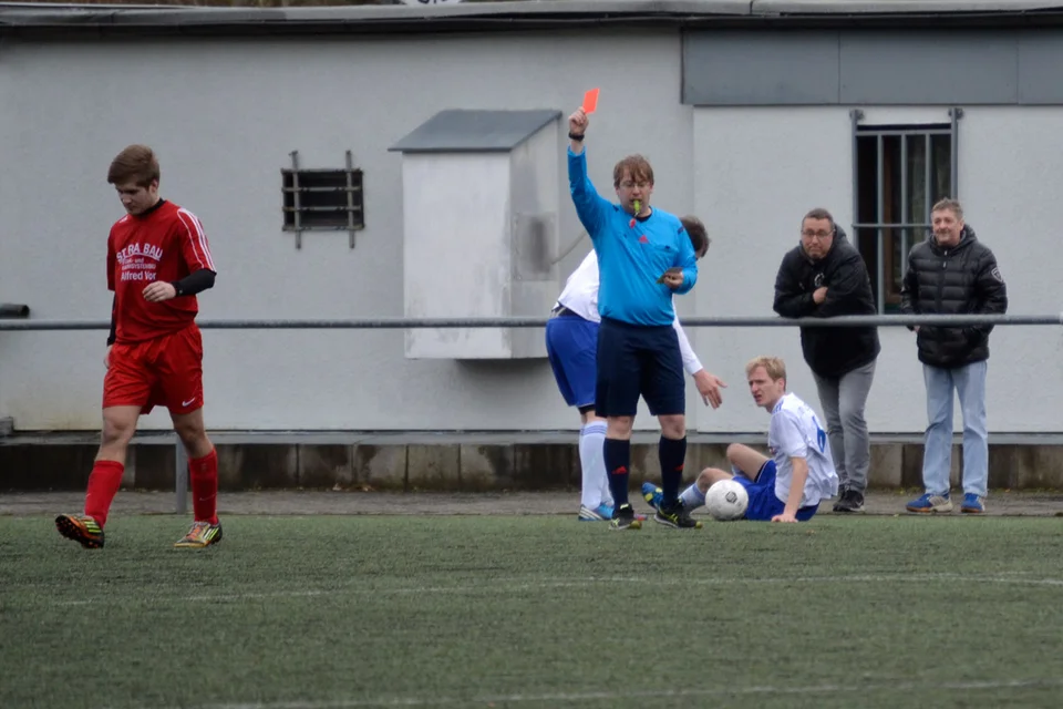 Längst überfällig: nach zahlreichen kleineren Nicklichkeiten und versteckten Tätigkeiten muss Patrick Weizen den Platz in der 67. Minute nach Foulspiel an Benjamin Gries verlassen Längst überfällig: nach zahlreichen kleineren Nicklichkeiten und versteckten Tätigkeiten muss Patrick Weizen den Platz in der 67. Minute nach Foulspiel an Benjamin Gries verlassen